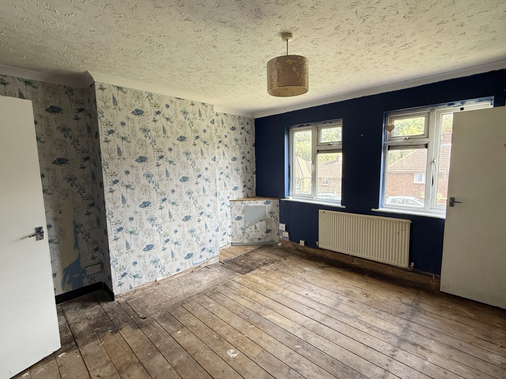 Lot: 102 - HOUSE IN NEED OF IMPROVEMENT - Living Room in Semi in need of Improvement